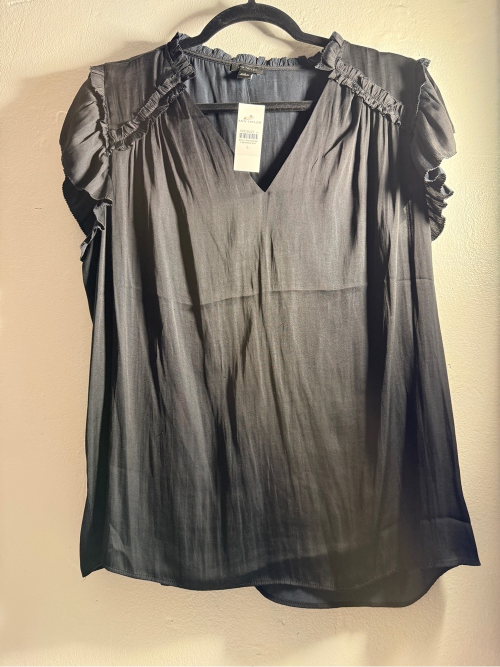 New w tags Ann Taylor Ruffled V-Neck Cap Sleeve Top - Black size L